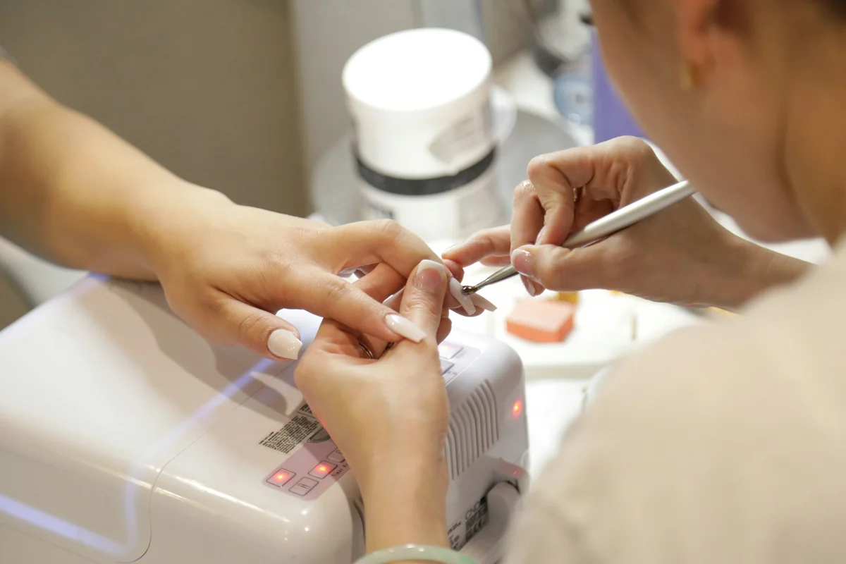 Profissional durante atendimento de manicure