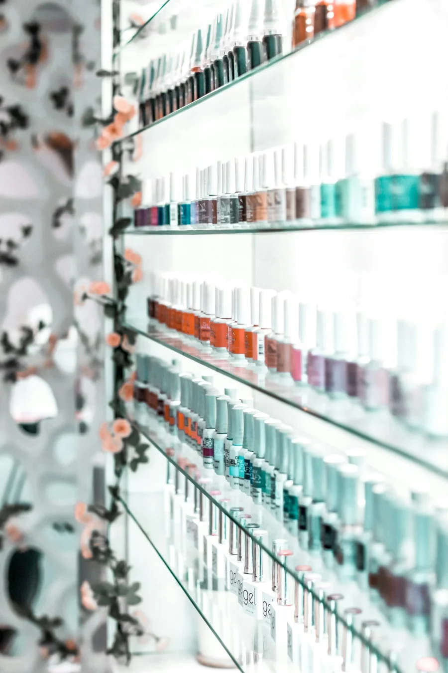 Prateleira com esmaltes coloridos