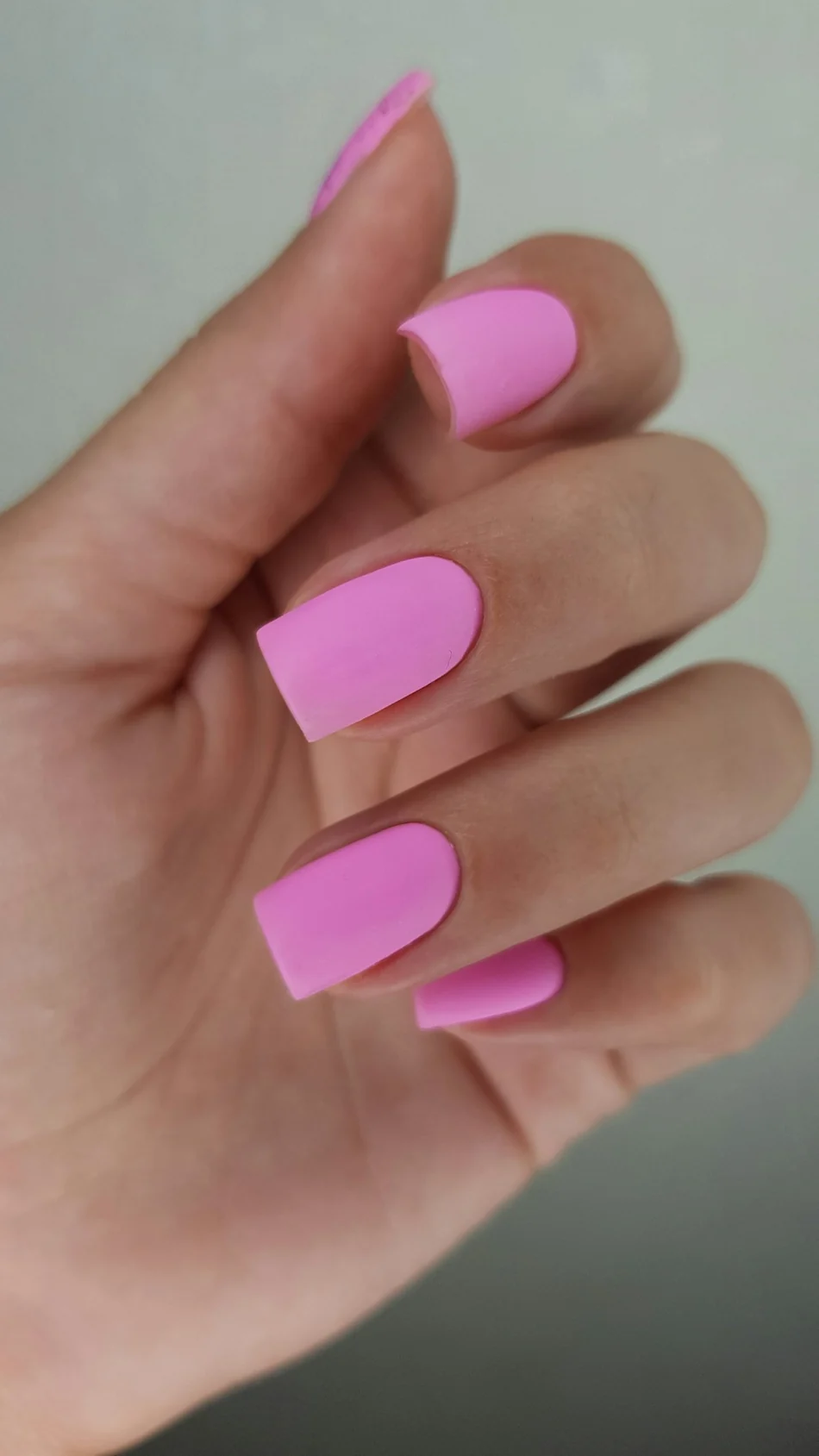 Unhas em gel esmaltadas em rosa