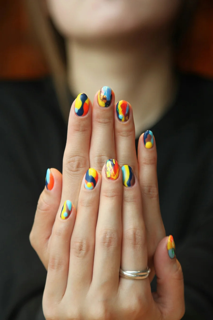 Unhas com desenhos coloridos